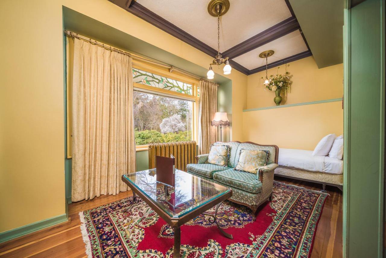 Dashwood Manor Seaside Bed & Breakfast Виктория Екстериор снимка