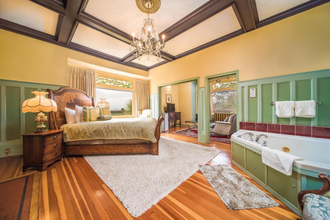 Dashwood Manor Seaside Bed & Breakfast Виктория Екстериор снимка