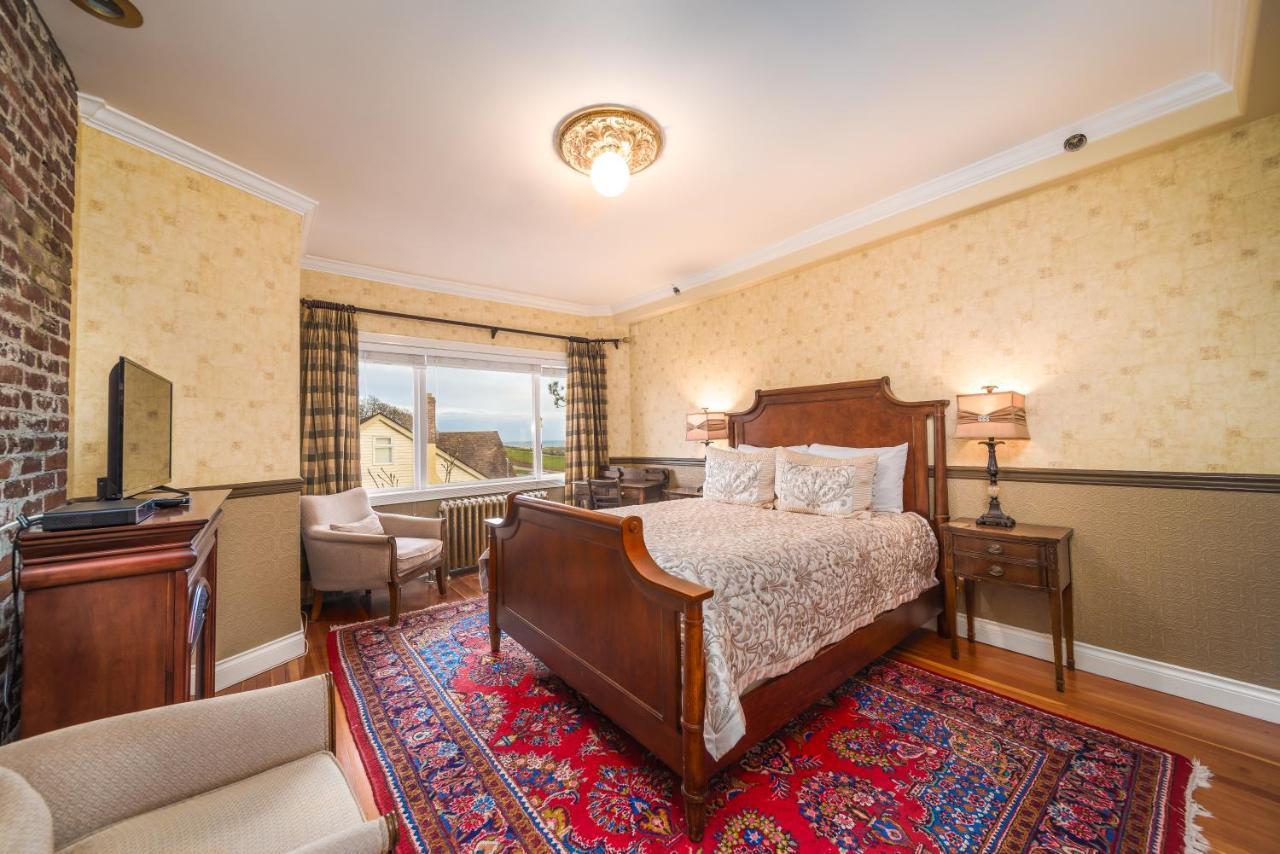 Dashwood Manor Seaside Bed & Breakfast Виктория Екстериор снимка