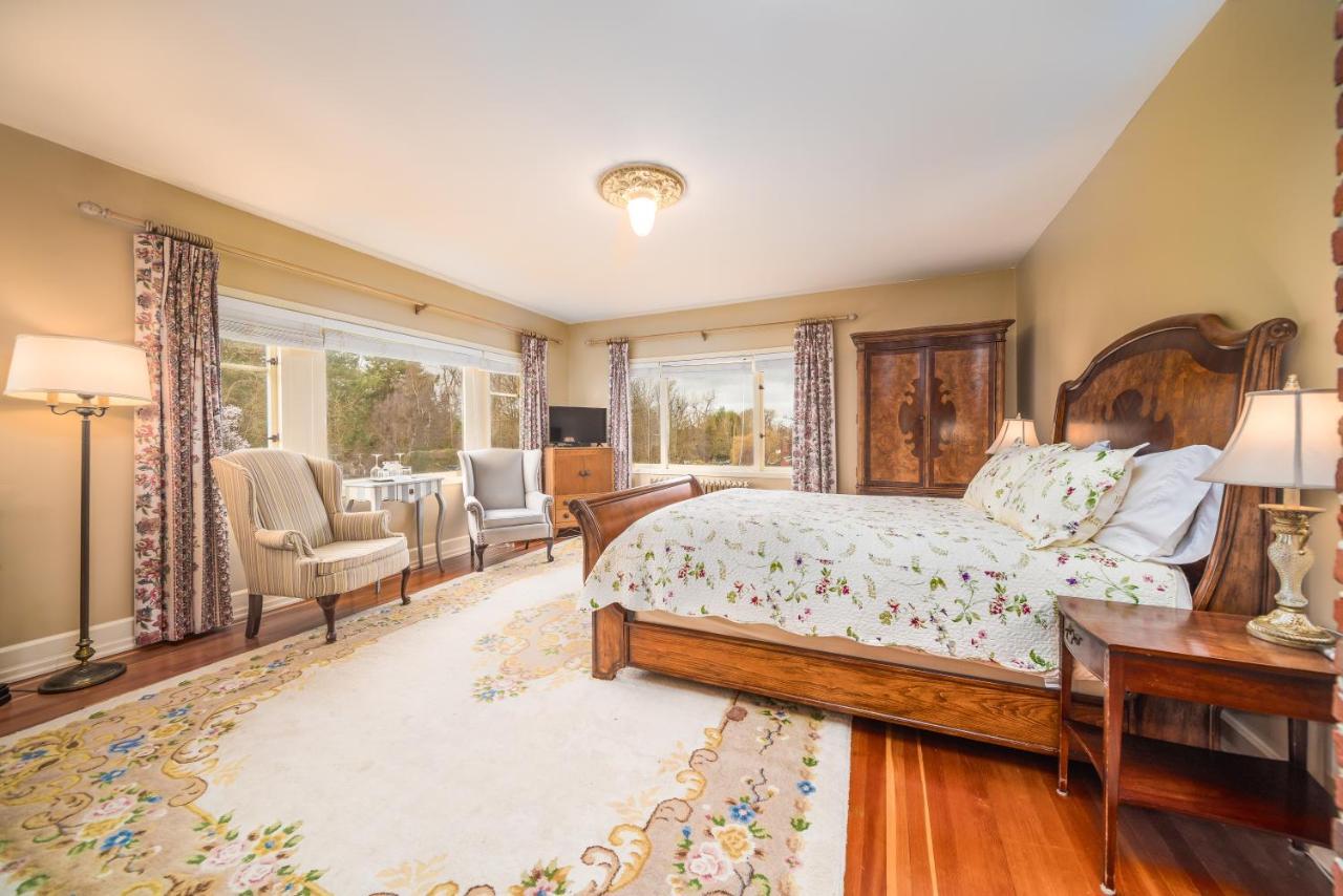Dashwood Manor Seaside Bed & Breakfast Виктория Екстериор снимка
