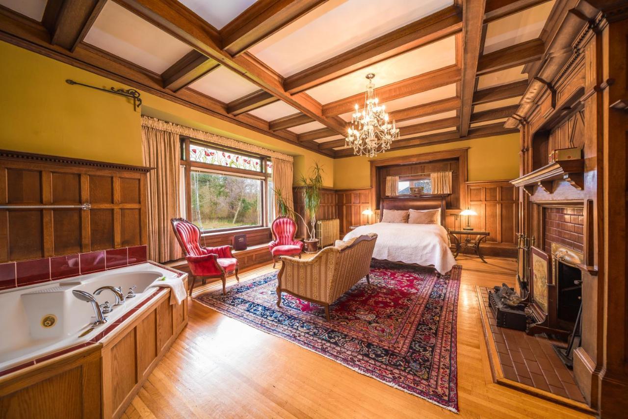 Dashwood Manor Seaside Bed & Breakfast Виктория Екстериор снимка