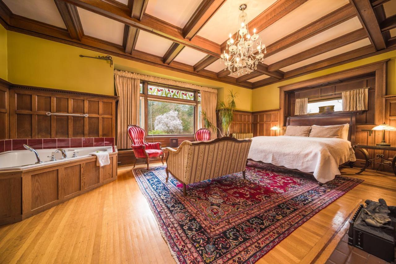 Dashwood Manor Seaside Bed & Breakfast Виктория Екстериор снимка