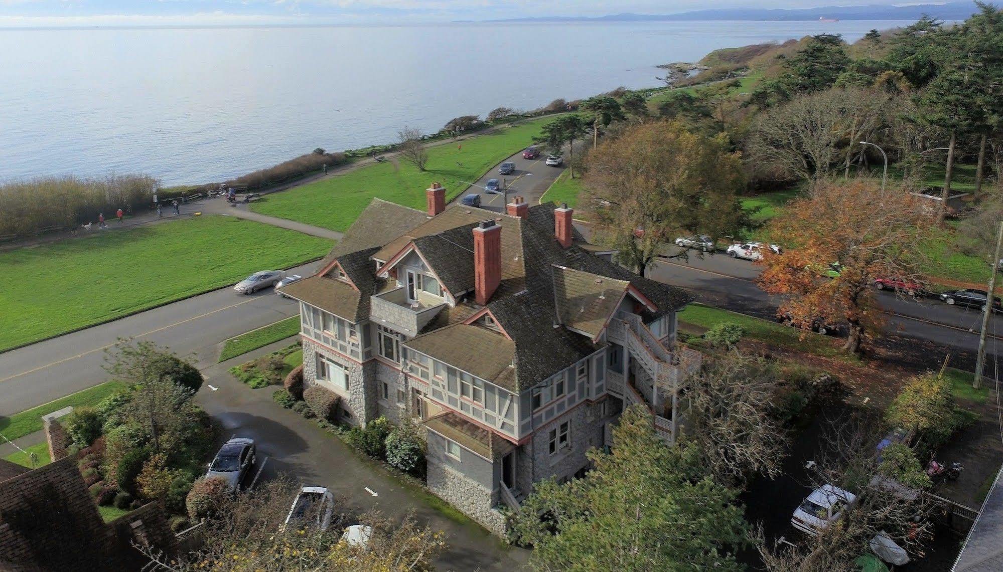 Dashwood Manor Seaside Bed & Breakfast Виктория Екстериор снимка