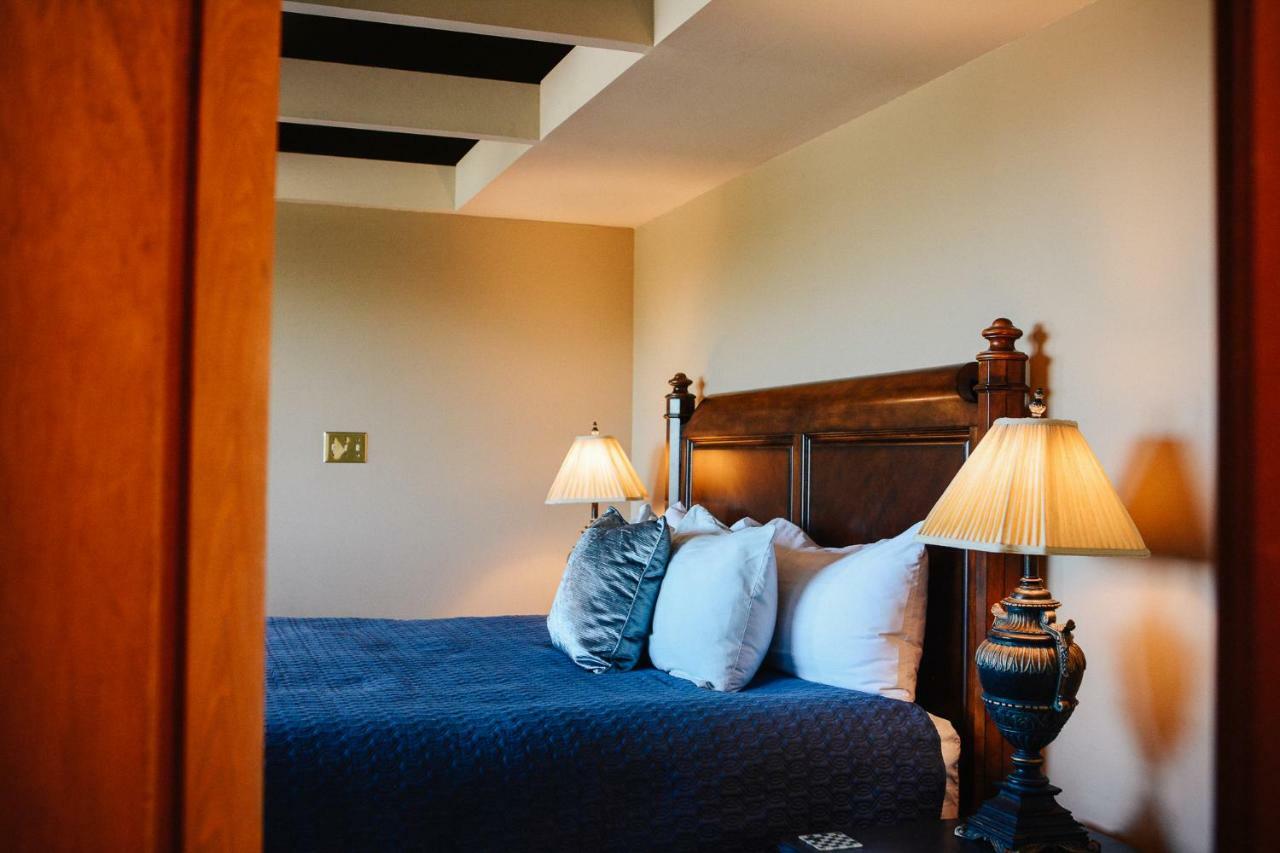 Dashwood Manor Seaside Bed & Breakfast Виктория Екстериор снимка