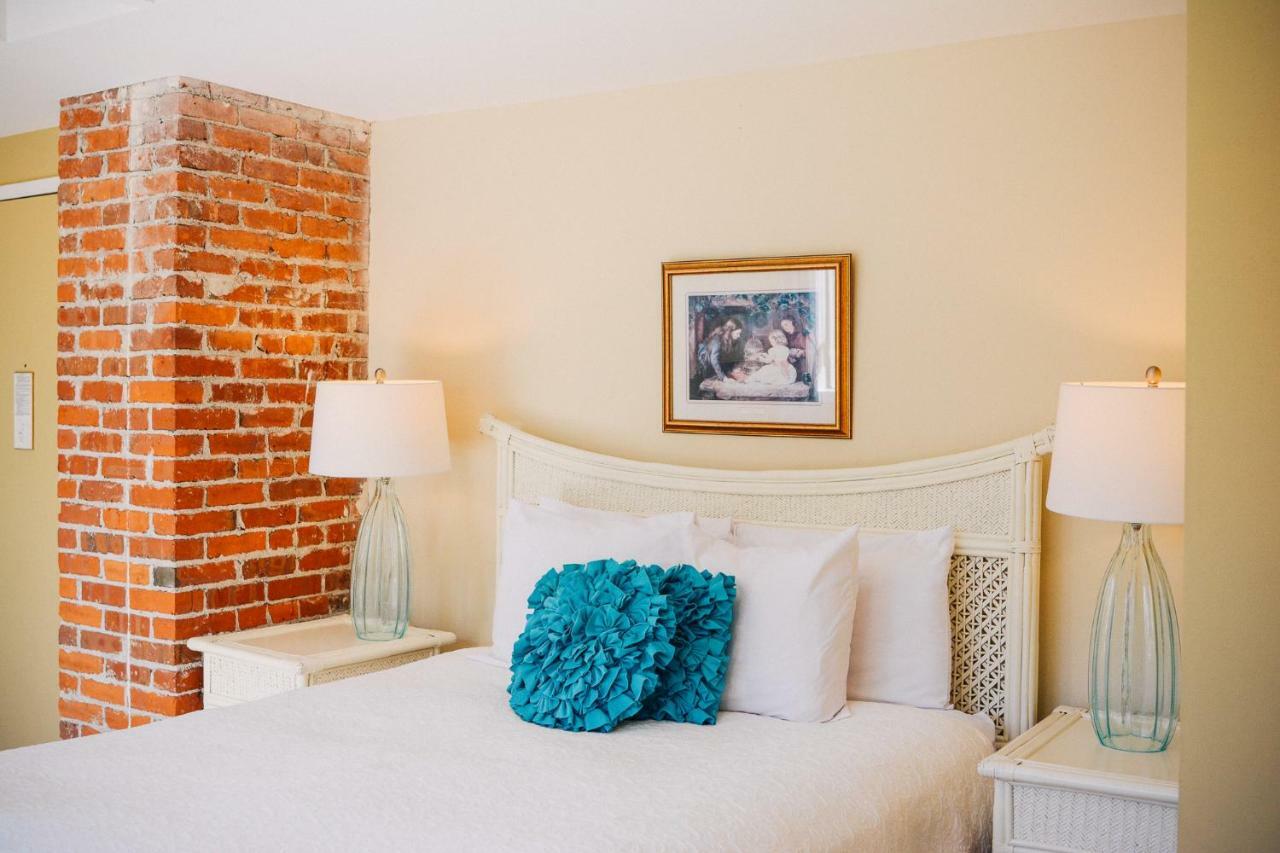 Dashwood Manor Seaside Bed & Breakfast Виктория Екстериор снимка