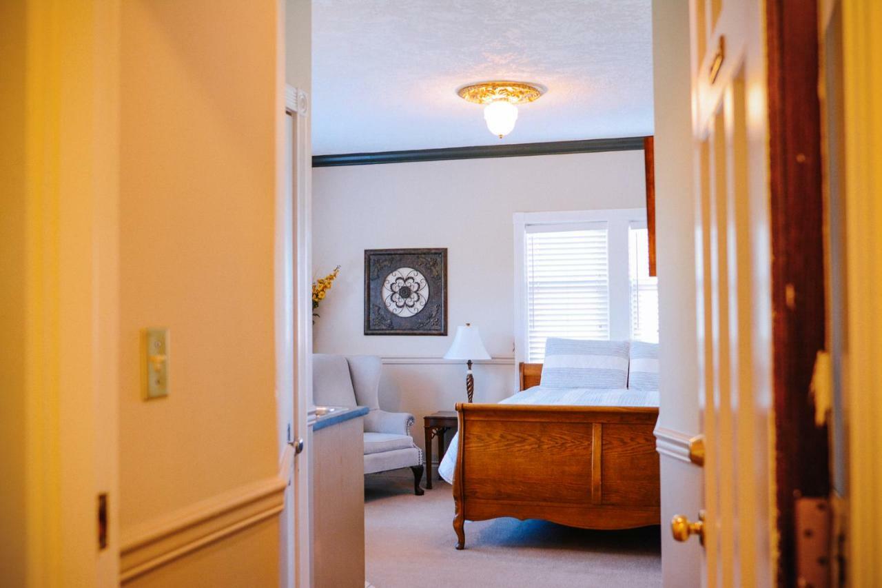 Dashwood Manor Seaside Bed & Breakfast Виктория Екстериор снимка