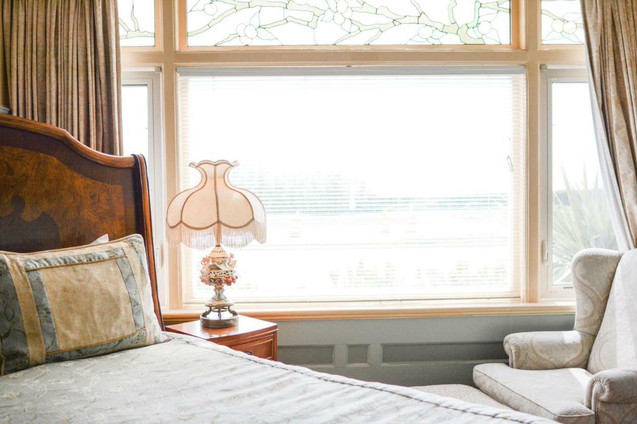 Dashwood Manor Seaside Bed & Breakfast Виктория Екстериор снимка