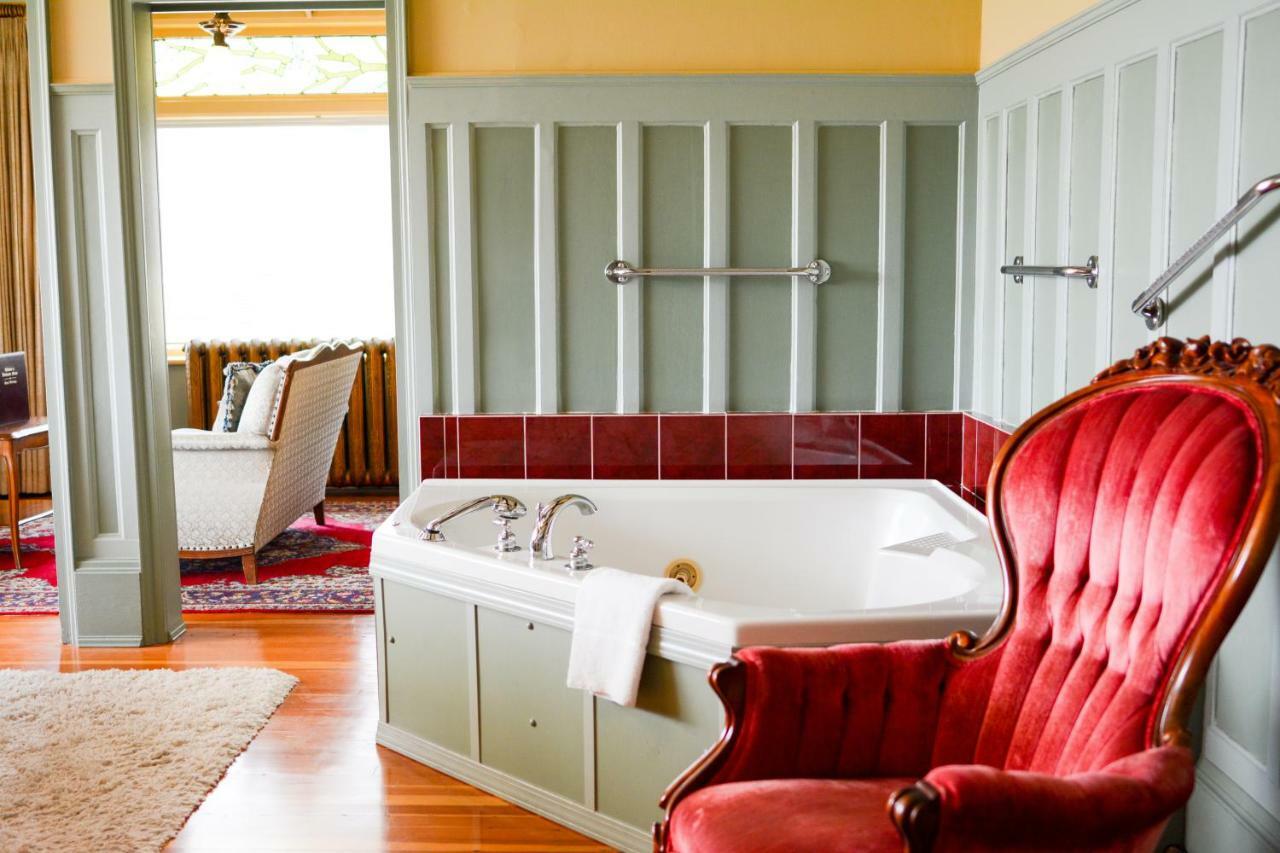 Dashwood Manor Seaside Bed & Breakfast Виктория Екстериор снимка