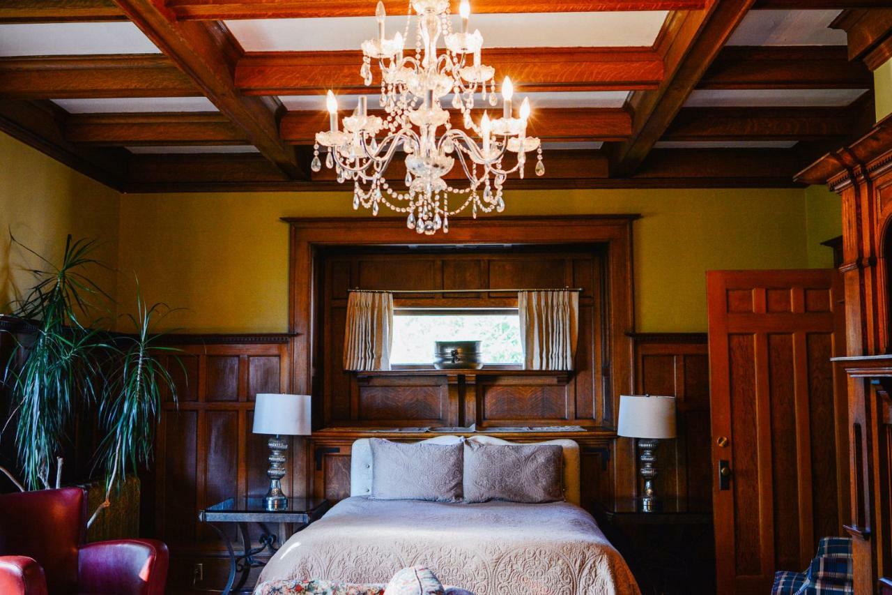 Dashwood Manor Seaside Bed & Breakfast Виктория Екстериор снимка
