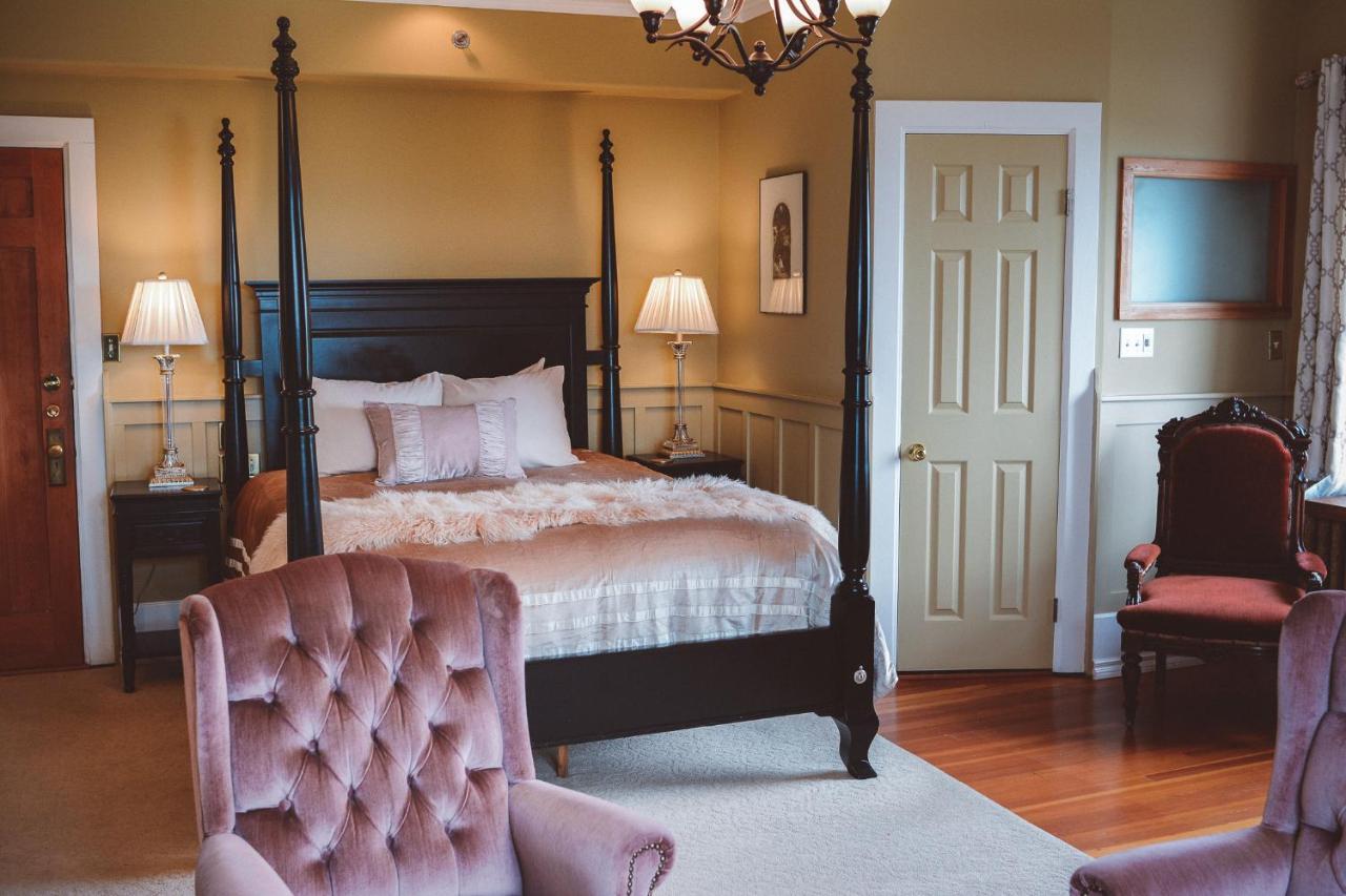 Dashwood Manor Seaside Bed & Breakfast Виктория Екстериор снимка