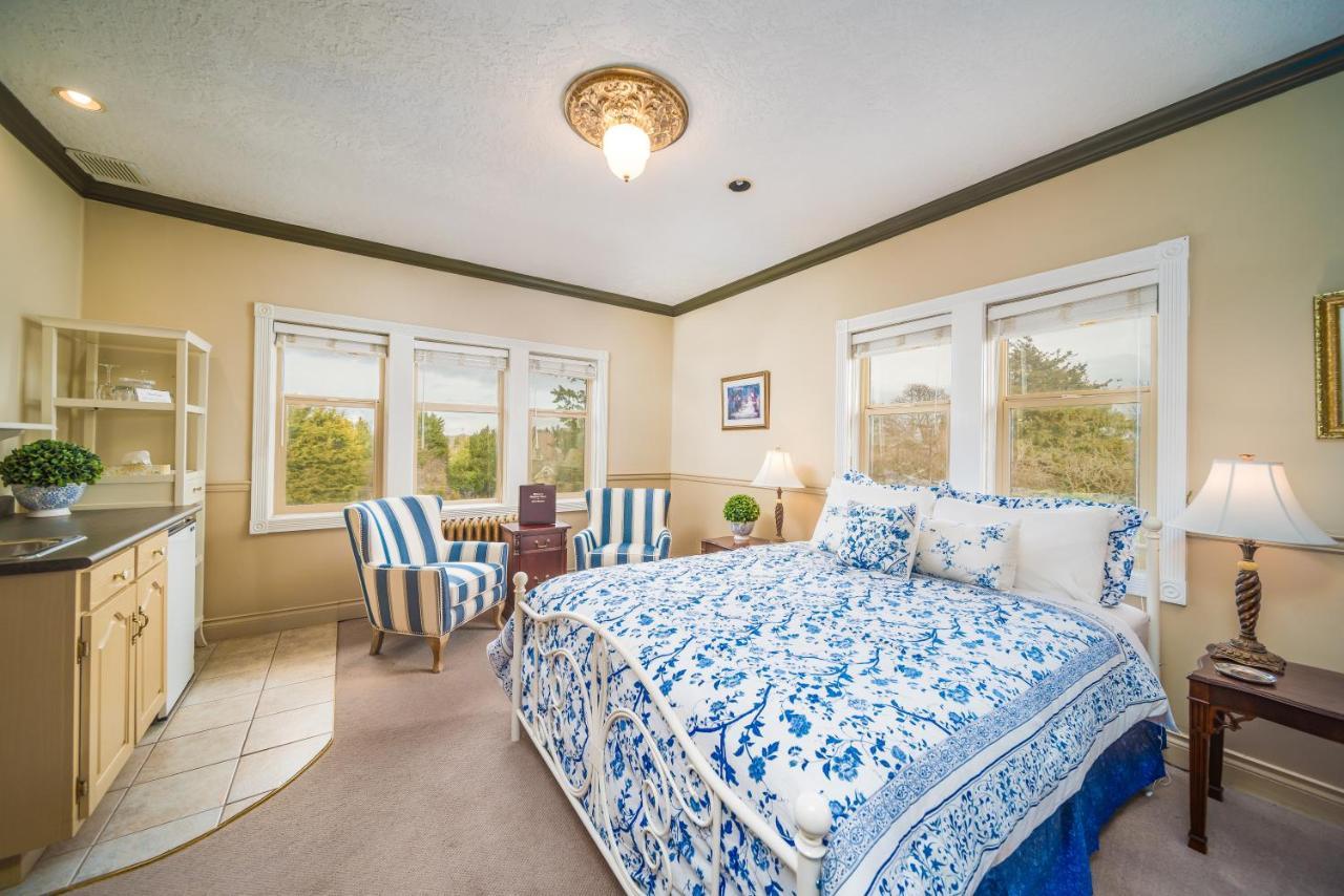 Dashwood Manor Seaside Bed & Breakfast Виктория Екстериор снимка